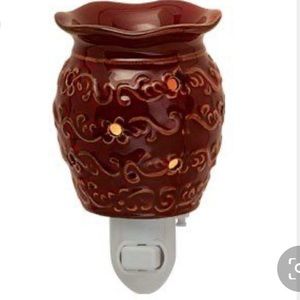 New in Box! Scentsy Roma Plug in Warmer
